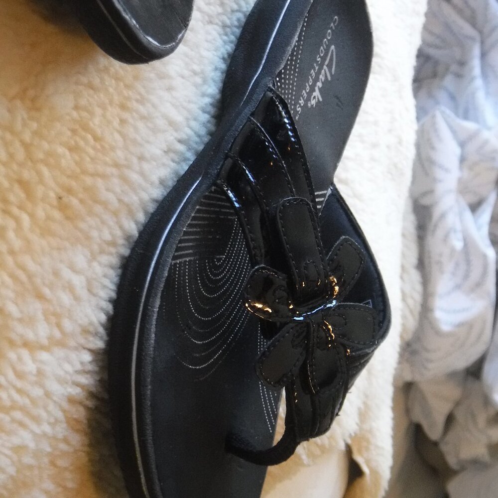 WWomens size 6 Clarks Cloudsteppers Flip-Flops Black Patent Leather